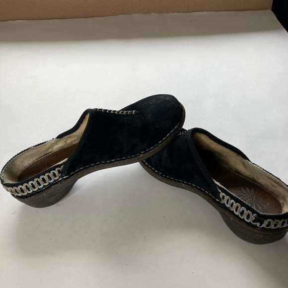 Ugg slip ons Sz 6 - Picture 6 of 7